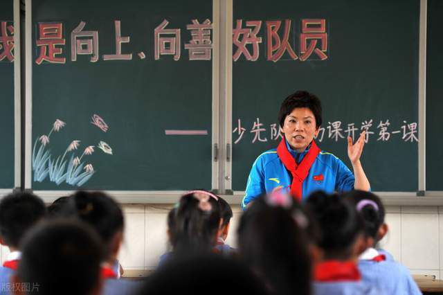 讲述的是就算没有人来看也要站在舞台上演话剧的无名女演员（申东美 饰）偶尔碰到了一个会解梦的刑警（刘俊相 饰），跟他讲了前一天晚上的梦，而差人则经由过程她的黑甜乡可以或许说出她糊口中面对的窘境。故事由此睁开，黑甜乡和实际交叉进行。 【关于片子】该片是《罗曼斯·曹》导演李光国执导的新片。李光国曾作为洪尚秀的助理导演介入了《剧院前》、《海边的女人》、《夏夏夏》等影片的拍摄。此次新片又有洪尚秀的御用男演员刘俊相的加盟，整部影片也披发着洪氏风味。